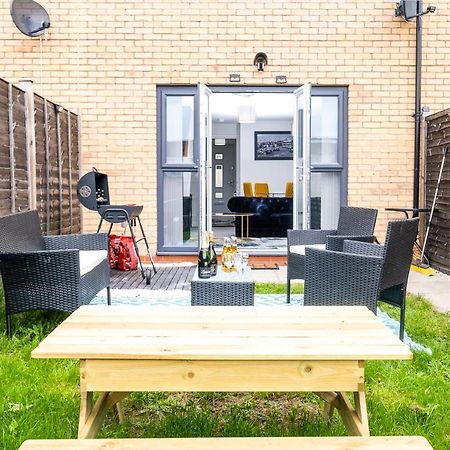 Luxury 2 Bed House City Centre ✘ Bbq & Garden ☆ Family Friendly→ Swingball & Outdoor Furniture - Free Parking → With 50 Inch Smart Tv, Free Netflix & Wifi ✘ Comfy Seating Area - By Maevela เบอร์มิงแฮม ภายนอก รูปภาพ