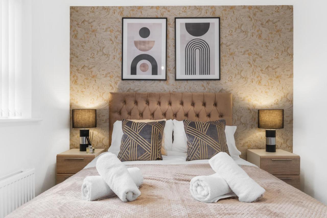 Luxury 2 Bed House City Centre ✘ Bbq & Garden ☆ Family Friendly→ Swingball & Outdoor Furniture - Free Parking → With 50 Inch Smart Tv, Free Netflix & Wifi ✘ Comfy Seating Area - By Maevela เบอร์มิงแฮม ภายนอก รูปภาพ