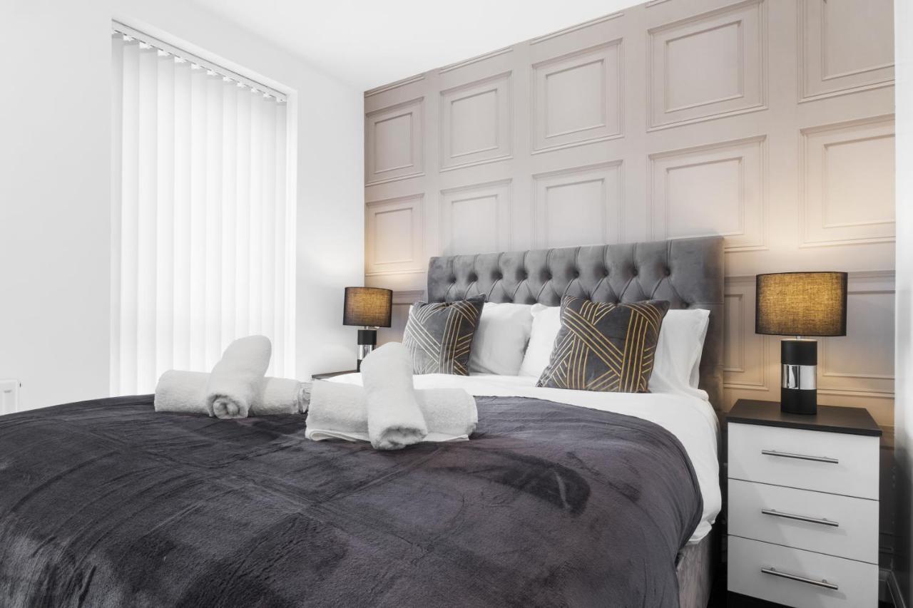 Luxury 2 Bed House City Centre ✘ Bbq & Garden ☆ Family Friendly→ Swingball & Outdoor Furniture - Free Parking → With 50 Inch Smart Tv, Free Netflix & Wifi ✘ Comfy Seating Area - By Maevela เบอร์มิงแฮม ภายนอก รูปภาพ