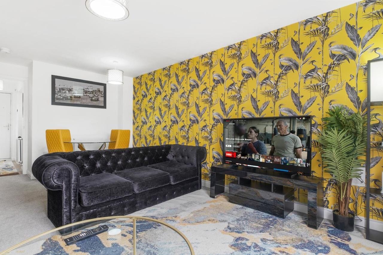 Luxury 2 Bed House City Centre ✘ Bbq & Garden ☆ Family Friendly→ Swingball & Outdoor Furniture - Free Parking → With 50 Inch Smart Tv, Free Netflix & Wifi ✘ Comfy Seating Area - By Maevela เบอร์มิงแฮม ภายนอก รูปภาพ