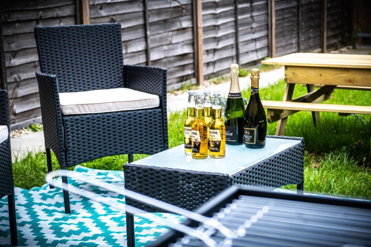 Luxury 2 Bed House City Centre ✘ Bbq & Garden ☆ Family Friendly→ Swingball & Outdoor Furniture - Free Parking → With 50 Inch Smart Tv, Free Netflix & Wifi ✘ Comfy Seating Area - By Maevela เบอร์มิงแฮม ภายนอก รูปภาพ