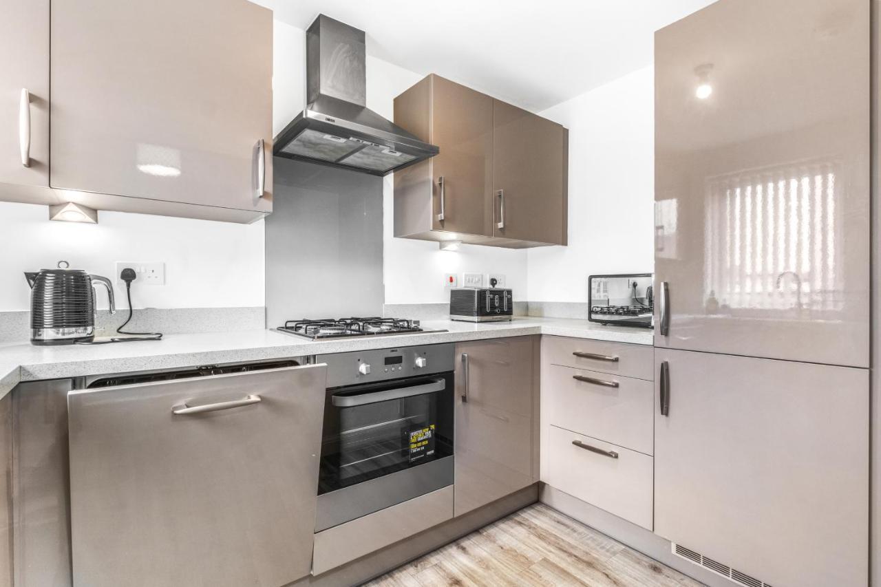 Luxury 2 Bed House City Centre ✘ Bbq & Garden ☆ Family Friendly→ Swingball & Outdoor Furniture - Free Parking → With 50 Inch Smart Tv, Free Netflix & Wifi ✘ Comfy Seating Area - By Maevela เบอร์มิงแฮม ภายนอก รูปภาพ