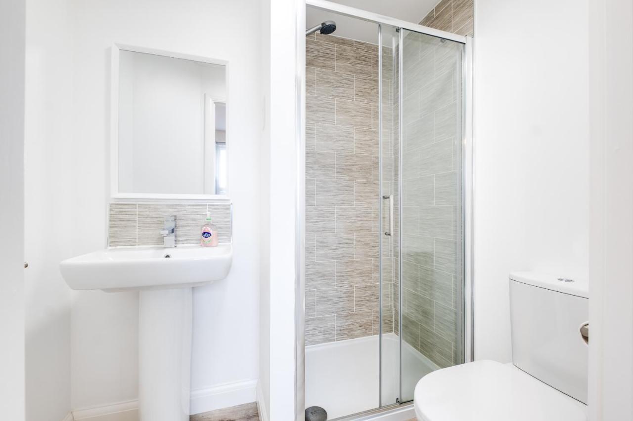 Luxury 2 Bed House City Centre ✘ Bbq & Garden ☆ Family Friendly→ Swingball & Outdoor Furniture - Free Parking → With 50 Inch Smart Tv, Free Netflix & Wifi ✘ Comfy Seating Area - By Maevela เบอร์มิงแฮม ภายนอก รูปภาพ