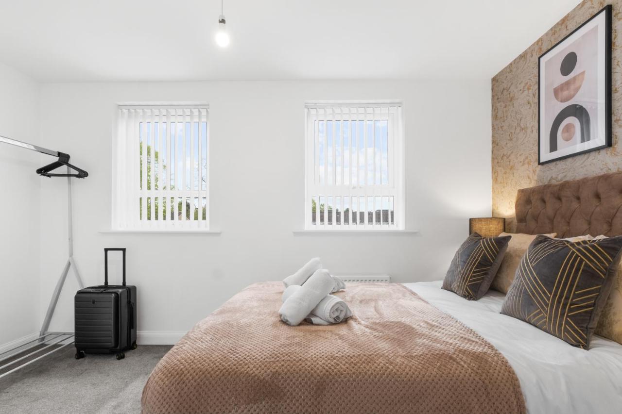 Luxury 2 Bed House City Centre ✘ Bbq & Garden ☆ Family Friendly→ Swingball & Outdoor Furniture - Free Parking → With 50 Inch Smart Tv, Free Netflix & Wifi ✘ Comfy Seating Area - By Maevela เบอร์มิงแฮม ภายนอก รูปภาพ