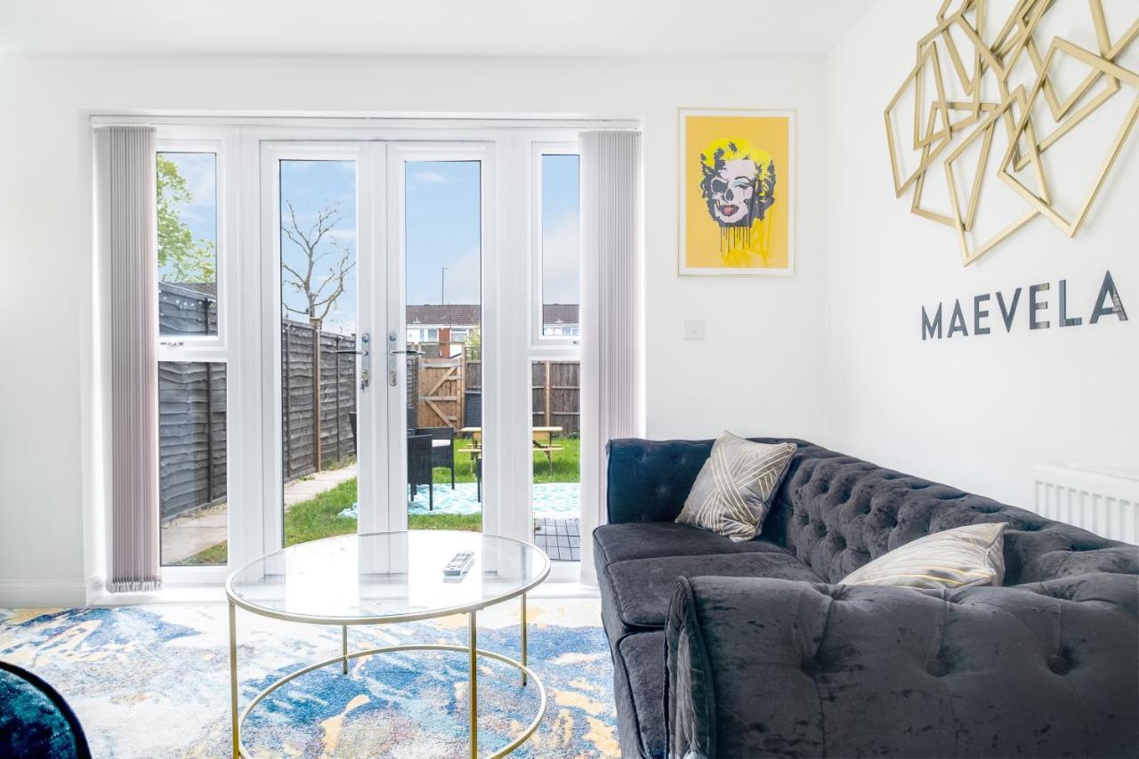 Luxury 2 Bed House City Centre ✘ Bbq & Garden ☆ Family Friendly→ Swingball & Outdoor Furniture - Free Parking → With 50 Inch Smart Tv, Free Netflix & Wifi ✘ Comfy Seating Area - By Maevela เบอร์มิงแฮม ภายนอก รูปภาพ