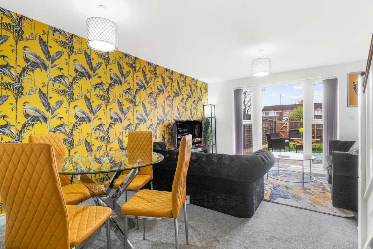 Luxury 2 Bed House City Centre ✘ Bbq & Garden ☆ Family Friendly→ Swingball & Outdoor Furniture - Free Parking → With 50 Inch Smart Tv, Free Netflix & Wifi ✘ Comfy Seating Area - By Maevela เบอร์มิงแฮม ภายนอก รูปภาพ