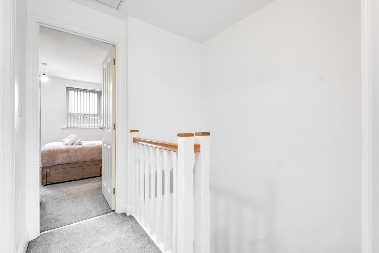 Luxury 2 Bed House City Centre ✘ Bbq & Garden ☆ Family Friendly→ Swingball & Outdoor Furniture - Free Parking → With 50 Inch Smart Tv, Free Netflix & Wifi ✘ Comfy Seating Area - By Maevela เบอร์มิงแฮม ภายนอก รูปภาพ