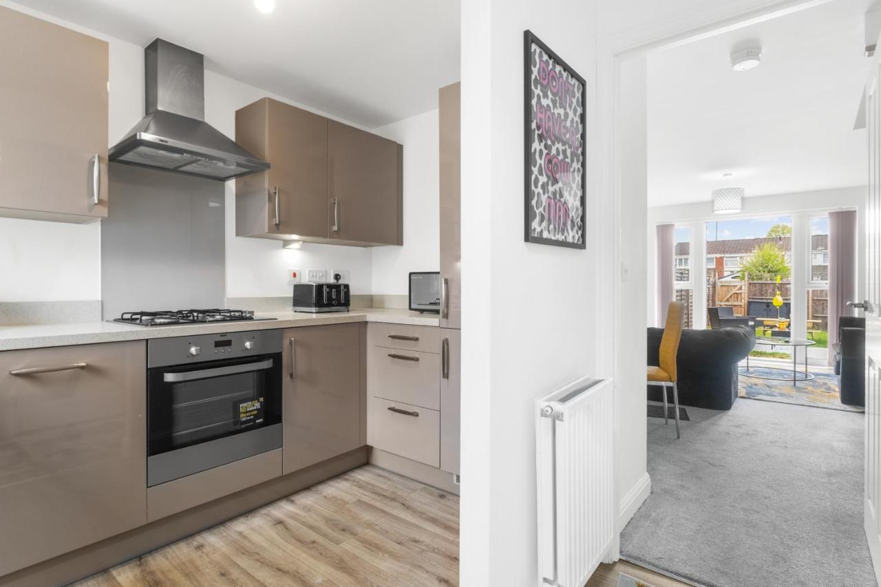 Luxury 2 Bed House City Centre ✘ Bbq & Garden ☆ Family Friendly→ Swingball & Outdoor Furniture - Free Parking → With 50 Inch Smart Tv, Free Netflix & Wifi ✘ Comfy Seating Area - By Maevela เบอร์มิงแฮม ภายนอก รูปภาพ