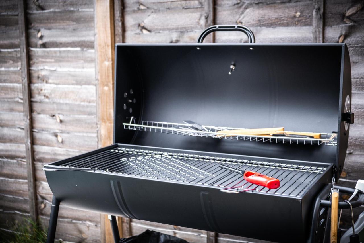 Luxury 2 Bed House City Centre ✘ Bbq & Garden ☆ Family Friendly→ Swingball & Outdoor Furniture - Free Parking → With 50 Inch Smart Tv, Free Netflix & Wifi ✘ Comfy Seating Area - By Maevela เบอร์มิงแฮม ภายนอก รูปภาพ