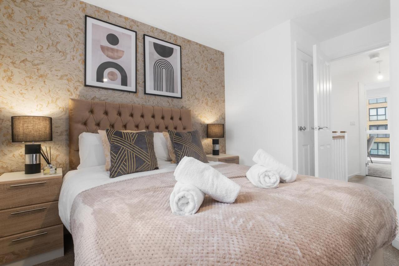Luxury 2 Bed House City Centre ✘ Bbq & Garden ☆ Family Friendly→ Swingball & Outdoor Furniture - Free Parking → With 50 Inch Smart Tv, Free Netflix & Wifi ✘ Comfy Seating Area - By Maevela เบอร์มิงแฮม ภายนอก รูปภาพ