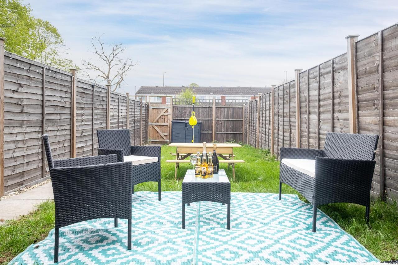 Luxury 2 Bed House City Centre ✘ Bbq & Garden ☆ Family Friendly→ Swingball & Outdoor Furniture - Free Parking → With 50 Inch Smart Tv, Free Netflix & Wifi ✘ Comfy Seating Area - By Maevela เบอร์มิงแฮม ภายนอก รูปภาพ